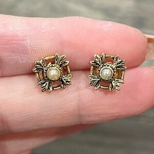 🌤️ Vintage Goldtone Pearl Stud Earrings